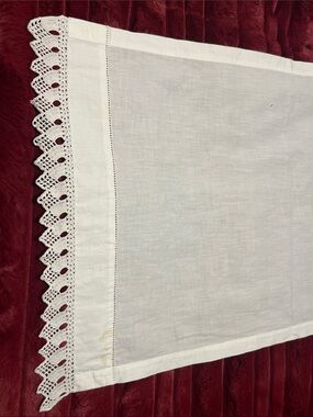 VTG-Beautiful,White Linen,Hand crochet, Lace Trim,Mid-sized Tablecloth-56.5”long